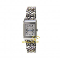 Jaeger LeCoultre Small della collezione Reverso è un orologio da donna classico ed elegante disponibile con movimento al quarzo, cassa in acciaio, quadrante argento e bracciale acciaio.