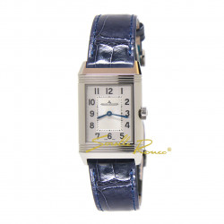 Jaeger LeCoultre Reverso Classic Medium Duetto è un'orologio elegante pensato per le donne. Dotato di doppio quadrante, quello frontale di colore silver con numeri arabi mentre quello posteriore di colore nero con diamanti, questo segnatempo è una meraviglia dell'orologeria moderna.