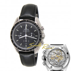Il nuovo Omega Speedmaster Moonwatch è uno degli orologi più iconici al mondo. Animato dal nuovo calibro Omega Co-Axial 3861 antimagnetico è disponibile con cassa in acciaio inossidabile da 42mm, fondello in vetro zaffiro con movimento a vista e cinturino in cuoio nero.