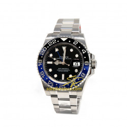 L'orologio Rolex GMT Master II monta una ghiera in ceramica bicolore Cerachrom blu e nero. La cassa da 40mm nasconde un movimento automatico calibro 3186 di manifattura.