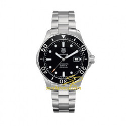 L'orologio Tag Heuer Aquaracer è una combinazione tra artigianato e alto design. Ha una cassa in acciaio da 41 millimetri e ghiera in alluminio nera.