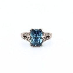 CF02822 - Anello in Oro Bianco 18Kt e Diamanti Etici Bianchi 0.19 Ct e Fancy Azzurro 2.54 Ct Taglio Smeraldo