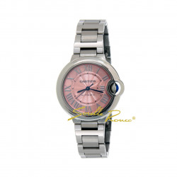 Cartier Ballon Bleu de Cartier è un orologio elegante da donna dotato di movimento meccanico a carica automatica con cassa in acciaio e quadrante rosa con lancette a forma di gladio azzurrate. A corredo troviamo un bracciale in acciaio con chiusura deployante.
