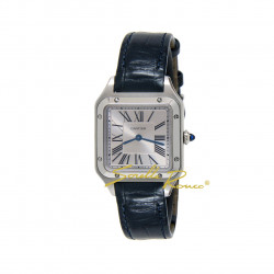 Cartier Santos Dumont è un orologio elegante dotato di movimento al quarzo con cassa in acciaio e lunetta in acciaio. A corredo troviamo un cinturino in pelle di alligatore blu con chiusura ardiglione in acciaio.