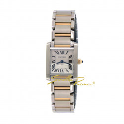 Cartier Tank Americaine è un orologio elegante da donna dotato di movimento al quarzo con cassa in acciaio e quadrante argentato con lancette a forma di gladio azzurrate. A corredo troviamo un bracciale in acciaio e oro 18kt.