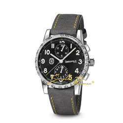 Nuova versione dello storico orologio Eberhard Tazio Nuvolari disponibile con movimento automatico, quadrante nero e cassa in acciaio da 41mm. A corredo troviamo un cinturino in pelle grigio con cuciture gialle.