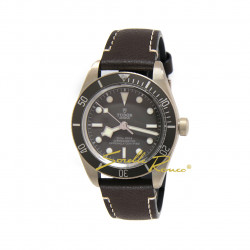 Il nuovo TUDOR Black Bay Fifty Eight rende omaggio ai suoi primi orologi subacquei. Monta un nuovo movimento di Manifattura Tudor Calibro MT5400 (COSC) e un cinturino in cuoio marrone con chiusura ardiglione.