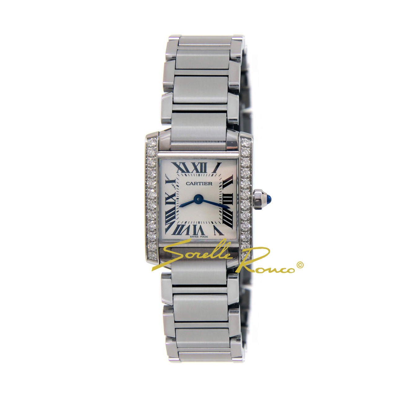 Cartier Tank Francaise è un orologio elegante da donna dotato di movimento al quarzo con cassa in acciaio e quadrante argentato con diamanti ai lati della cassa. A corredo troviamo un bracciale in acciaio con chiusura deployante.